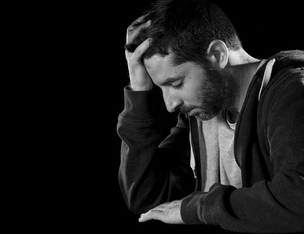 Verzweifelter Mann leidet unter emotionalen Schmerzen, Trauer und tiefer Depression - Foto, Bild
