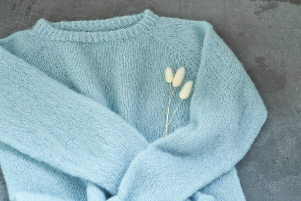 Niebieski sweter z dzianin ręcznie robiony odizolowany szary tył - Zdjęcie, obraz