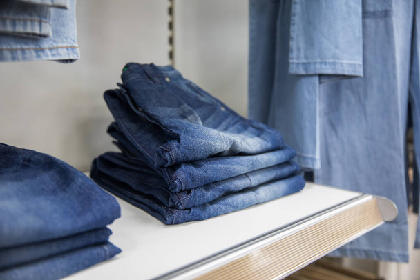 Jeans-Auslage im Modehaus - Foto, Bild