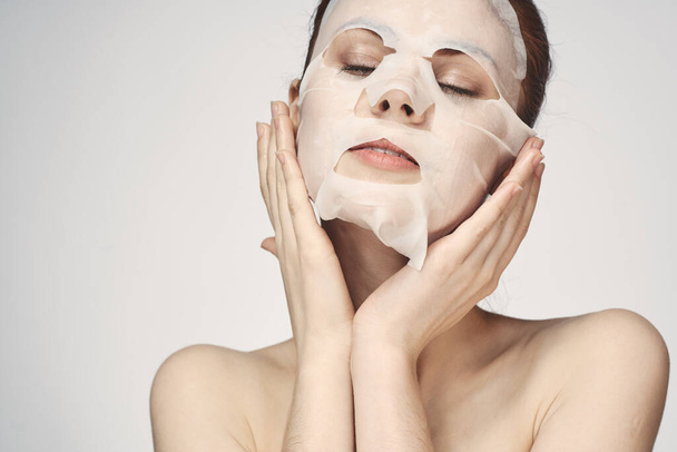 pretty woman naked shoulders face mask close-up skin care - Foto, afbeelding