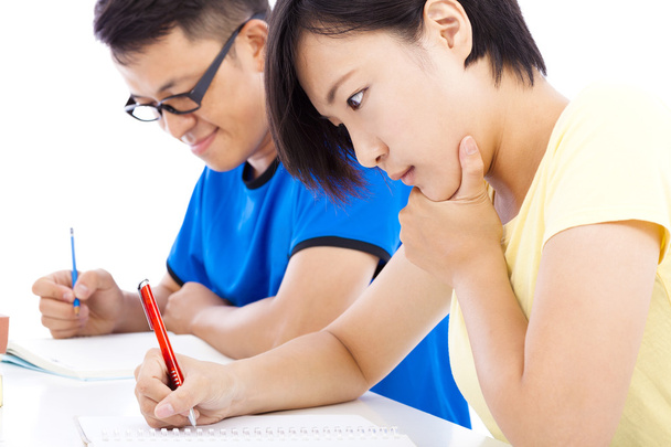 due giovani studenti esami insieme in classe
 - Foto, immagini