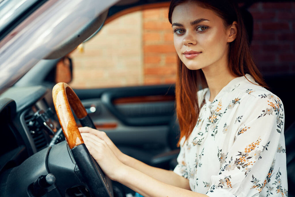 aranyos vörös hajú nő vezetés egy autó életmód utazás - Fotó, kép