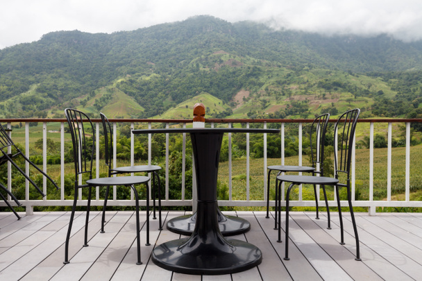 Bella terrazza lounge con vista sulle montagne
 - Foto, immagini