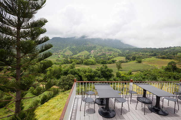 Kaunis terassi lounge vuoristomaisemilla
 - Valokuva, kuva