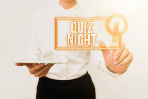 Conceptuele weergave Quiz Night. Business idee avond test kennis competitie tussen individuen Presentatie van nieuwe technologie Ideeën Discussie Technologische Verbetering - Foto, afbeelding