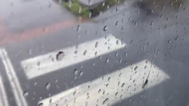 Fundo - gotas de água na janela - estrada (asfalto) com linhas - em movimento (condução) - (borrado
) - Filmagem, Vídeo