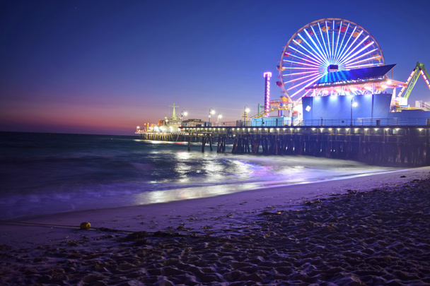 Praia de Santa Monica à noite
 - Foto, Imagem