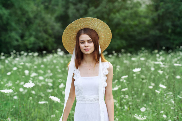 Woman in white dress flowers nature walk charm - Foto, afbeelding