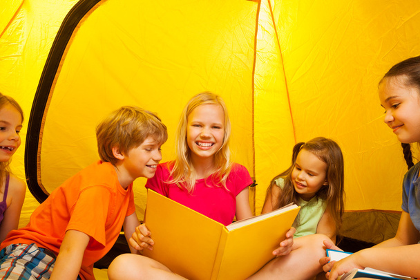 pięć dzieci czytać książki w namiocie - Zdjęcie, obraz