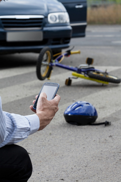 L'uomo che usa il suo cellulare per chiamare aiuto sulla strada
 - Foto, immagini