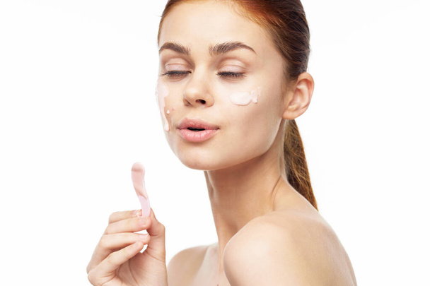 vrolijke vrouw blote schouders schone huid gezichtsbehandelingen - Foto, afbeelding