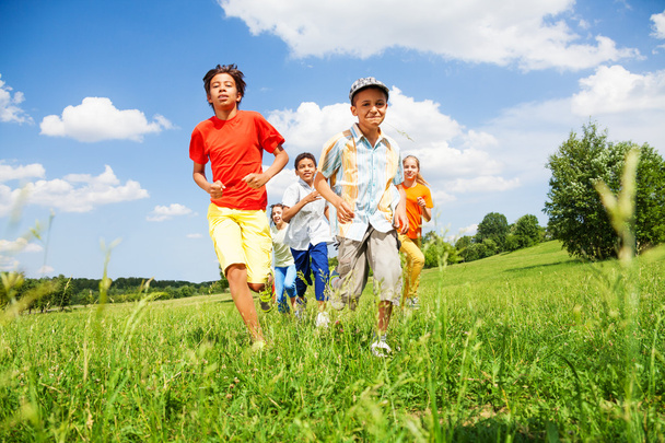 Glückliche Kinder spielen und rennen draußen - Foto, Bild