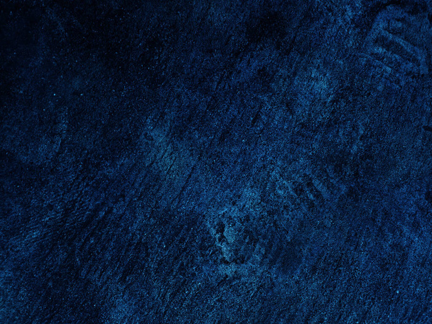 Donker ruwe cementwandachtergrond voor grafisch ontwerp of behang. Grungy zwarte en blauwe betonnen textuur in vintage stijl. De oude pleistervloer heeft een mysterieuze en angstaanjagende leeftijd.. - Foto, afbeelding