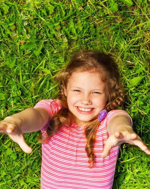 Smiling girl with hands up - Foto, Imagen