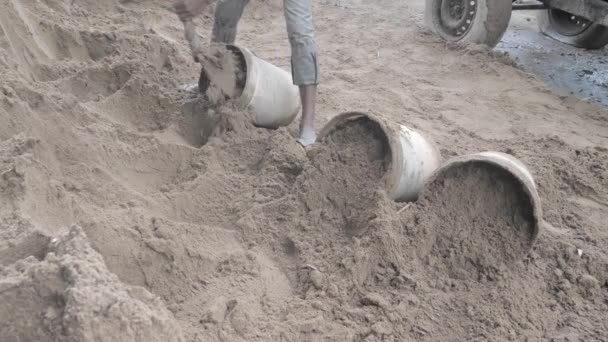 Pomocí lopaty dát písek do kbelíku (Detailní záběr) - Záběry, video