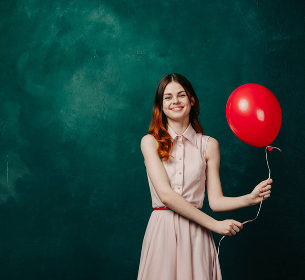 woman with red balloon celebration birthday green background - Foto, imagen