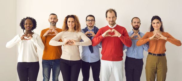 Banner mit Gruppenporträt glücklicher Menschen, die Herzensgeste zeigen und dir Liebe und Dankbarkeit senden - Foto, Bild
