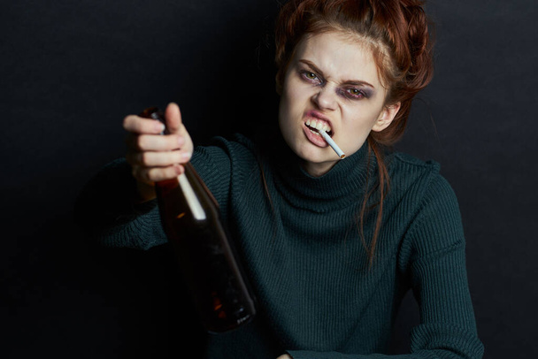 žena s lahví alkoholu kouří cigarety deprese modřiny pod očima emoce - Fotografie, Obrázek