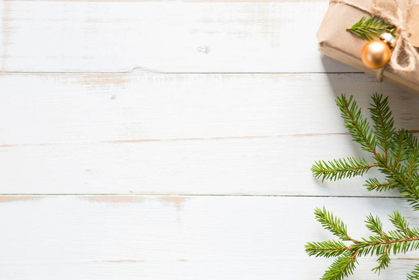 Noel için hediye kutusu ve çevre dostu malzemeler: kraft kağıdı, köknar dalları, koniler, sicim. Sahte etiketler, doğal dekor, el yapımı, DIY. Düz, arkaplan, çerçeve, minimalizm - Fotoğraf, Görsel
