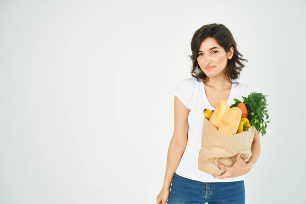 dona de casa alegre com um pacote de mantimentos supermercado de alimentos saudáveis - Foto, Imagem