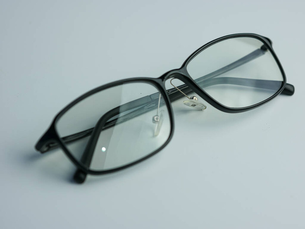 Черные солнечные очки с прозрачным стеклом изолированы на белом фоне. очки для защиты от радиации - Фото, изображение