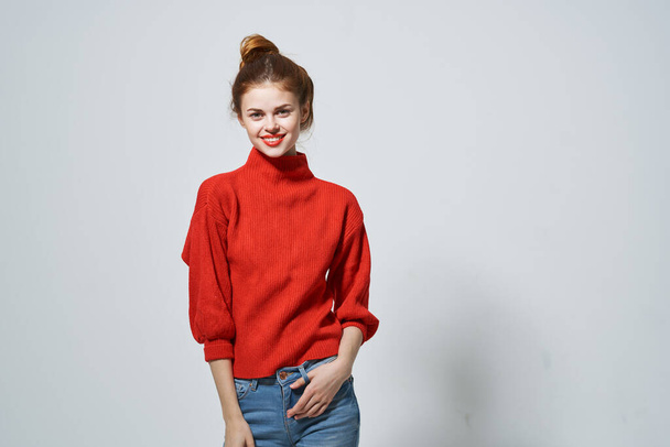赤いセーターに身を包んだ可愛い女性は - 写真・画像