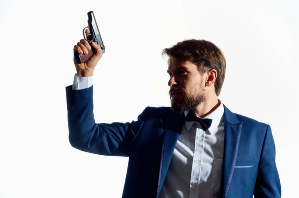 Mies Agentti ase kädessä Studio tunteita - Valokuva, kuva