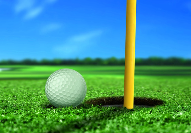 golfový míček poblíž otvoru - Fotografie, Obrázek