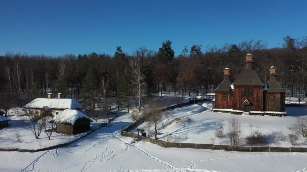 Noël ou Nouvel An. paysage de village traditionnel par une journée d'hiver claire. Maisons et champs couverts de neige. - Séquence, vidéo