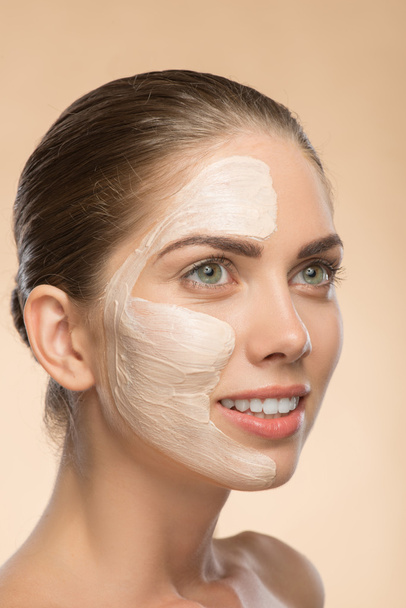 Beautiful girl in spa with cosmetic cream on her face - Φωτογραφία, εικόνα