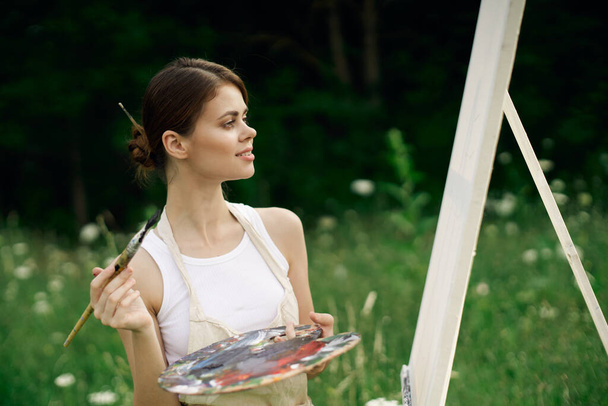 mulher ao ar livre pintar um quadro paisagem hobby criativo - Foto, Imagem
