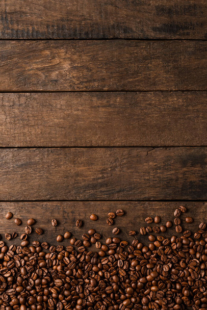 Granos de café sobre fondo de madera con copyspace. - Foto, imagen
