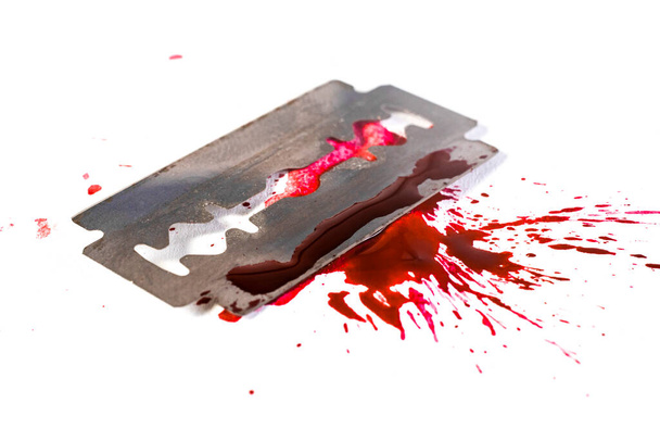 Lâmina de barbear com respingo de sangue e gotas de sangue, isolado em branco, macro foco seletivo. conceito de suicídio - Foto, Imagem
