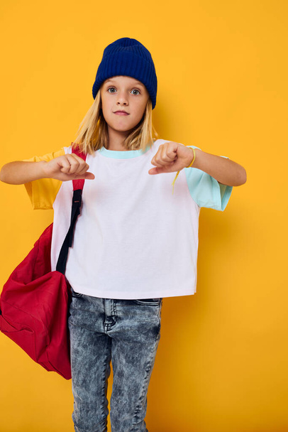 divatos iskolás lány pózol piros hátizsák - Fotó, kép