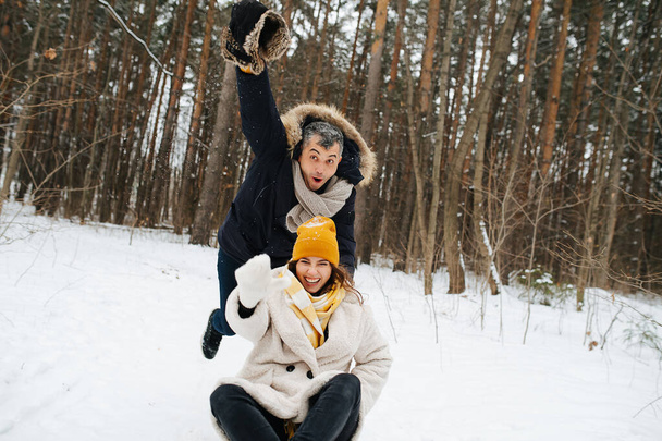 A couple in a winter forest have fun on a day off - 写真・画像