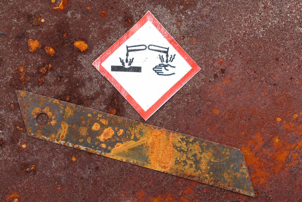 Красная ржавчина на старой металлической поверхности, разъедающая химикатами  - Фото, изображение