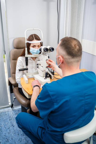 Optometra w klinice bada wizję. Okulistyka, diagnostyka medyczna. - Zdjęcie, obraz