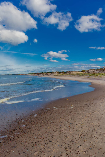 Bela caminhada de praia até a foz do rio Jamno no Mar Báltico Polonês - Polônia - Foto, Imagem