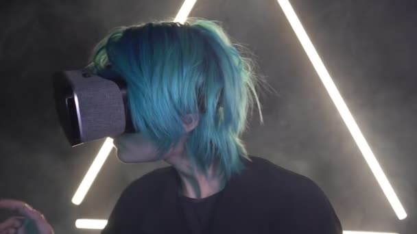 Jongeman met gekleurd haar met een virtual reality bril. Virtuele toekomst, een man met een VR bril - Video