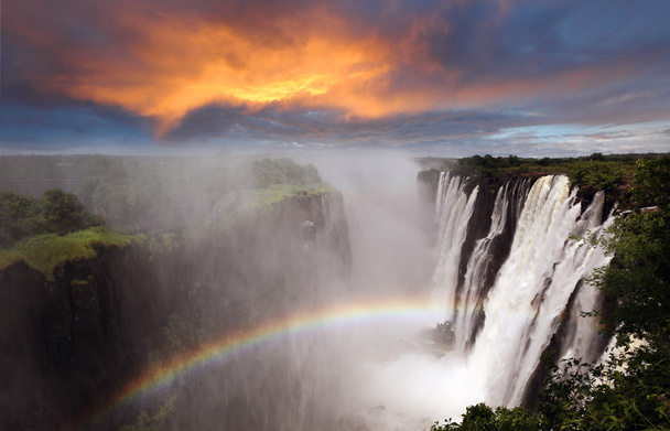 Cataratas Victoria con arco iris
 - Foto, Imagen