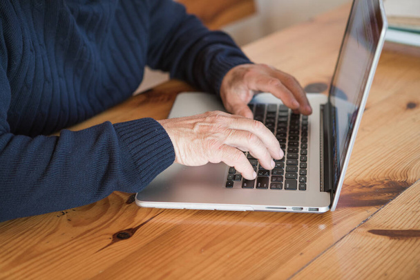 Yaşlı eller klavyede. Emekli insan bilgisayar kullanmayı öğrenir.. - Fotoğraf, Görsel