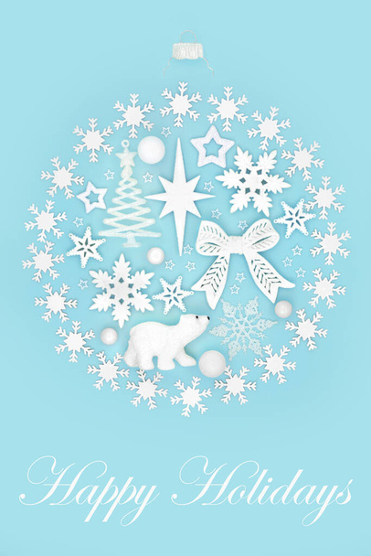 北極のテーマと白い装飾、星や雪の結晶と幸せな休日のための丸い木の装飾のクリスマスの概念。青い背景にホリデーシーズンの抽象的な組成.   - 写真・画像