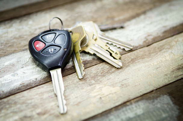 Ключи от автомобиля на деревянном фоне
 - Фото, изображение