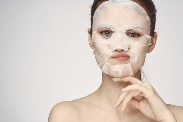 женщина в косметической маске уход за кожей лица омоложение - Фото, изображение