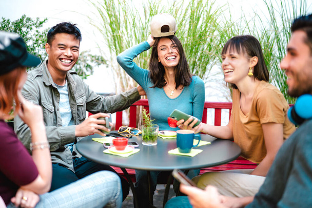 Multiculturális csoport kávézó étterem kávézó - Boldog baráti beszélgetés és szórakozás együtt hostel dehors - Életstílus koncepció boldog férfiak és nők a kávézó kertben - Bright filter - Fotó, kép