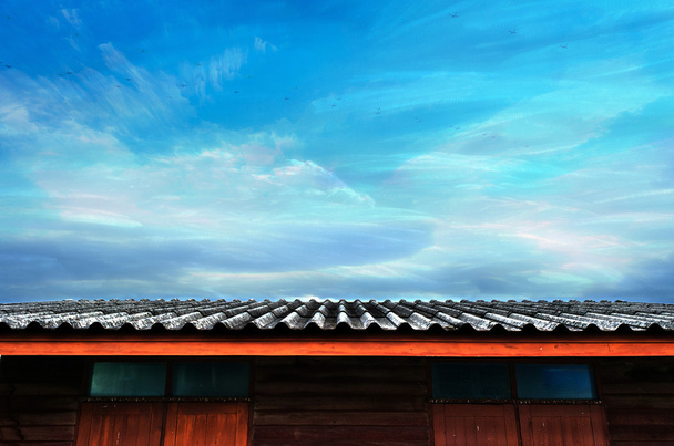 Planos móveis e nuvem de congelamento sobre telhado de casa de madeira
 - Foto, Imagem