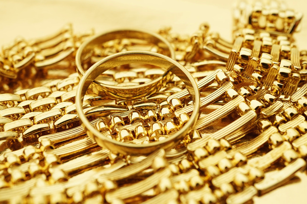 Arany gyűrűk és a nyaklánc - Fotó, kép