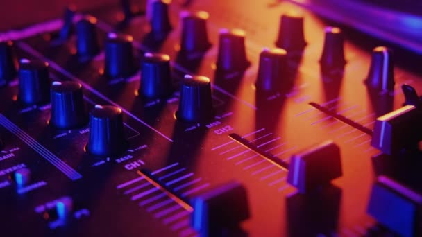 Console mixaggio audio con illuminazione al neon rossa e blu intorno - Filmati, video