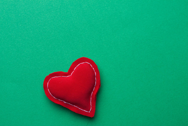 papír szív képeslapok Valentin nap zöld háttér - Fotó, kép