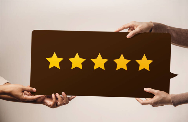 Koncept zkušenosti zákazníků. Happy Client giving Five Star Rating Review on a Huge Speech Bubble. Odeslat zpětnou vazbu značce - Fotografie, Obrázek